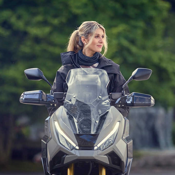 Vue rapprochée du carénage avant du Honda X-ADV