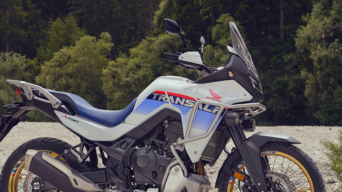 Vue arrière de la Honda XL750 Transalp en pleine nature