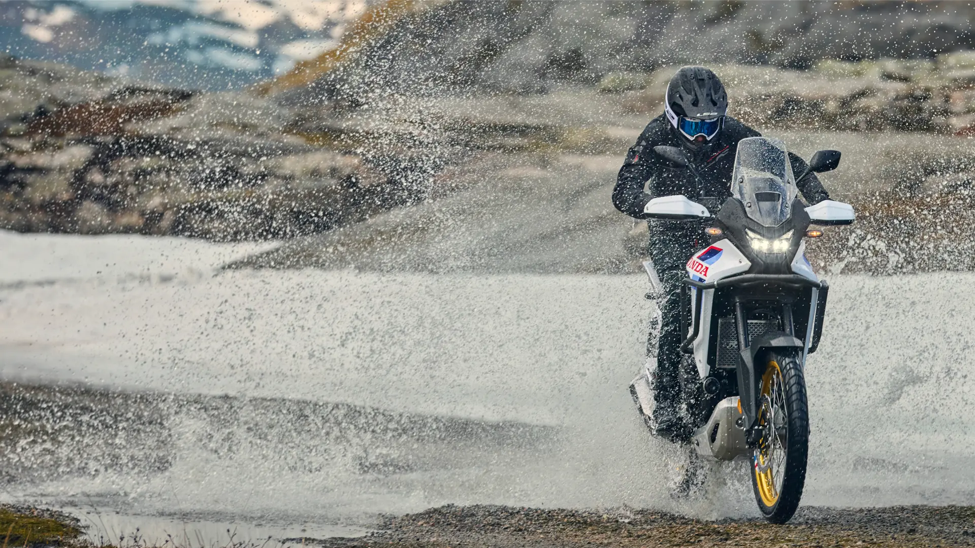 Honda XL750 Transalp stationnée sur un sentier