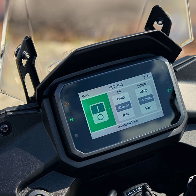 Honda XL750 Transalp vue de face sur route