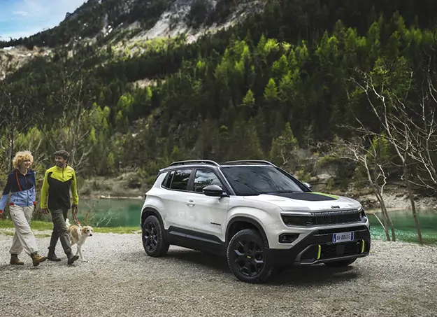 Vue avant du Jeep Avenger sur fond noir