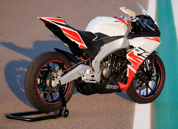 Vue trois quart arrière de l’Aprilia RS 125