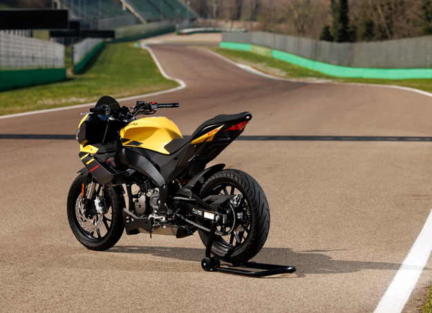 Vue arrière de la Aprilia Tuono 125