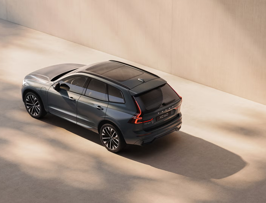 Volvo XC60 vue de trois-quarts avant sur route