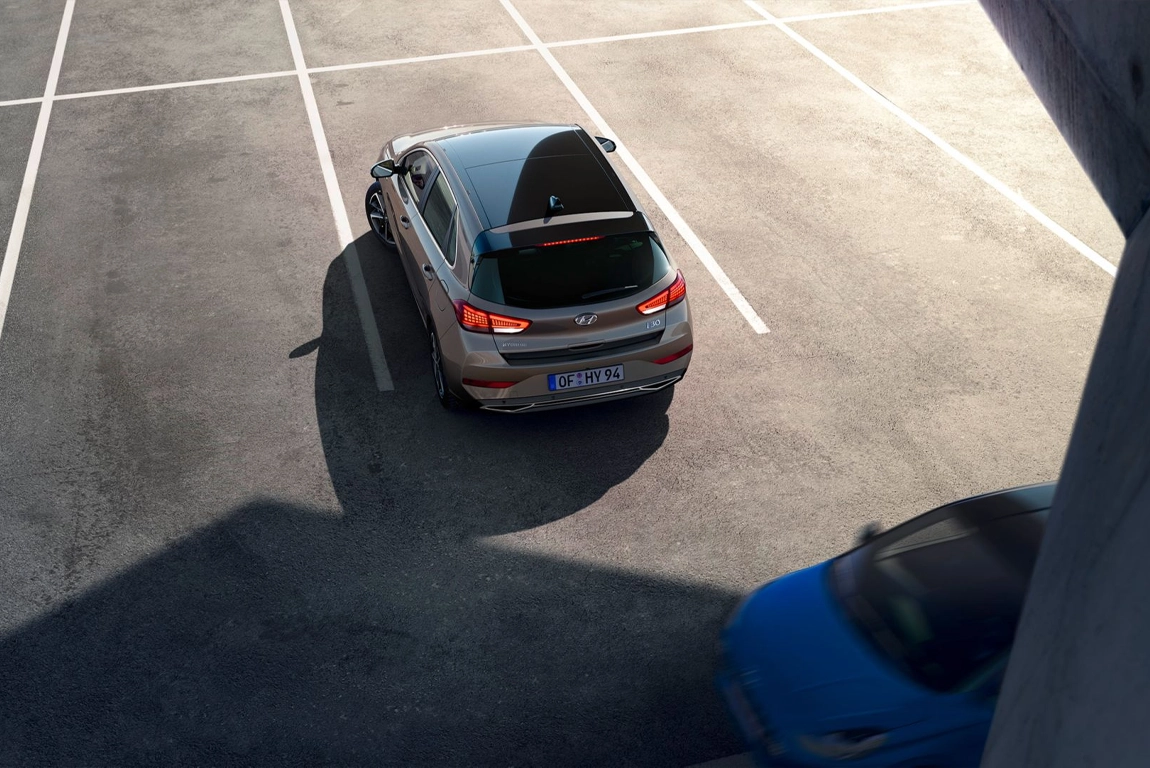 Vue arrière de la Hyundai i30 essence en mouvement