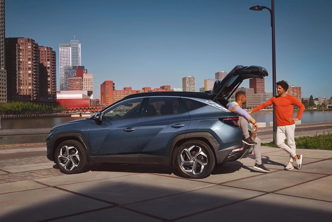 Profil latéral du Hyundai Tucson Essence en extérieur