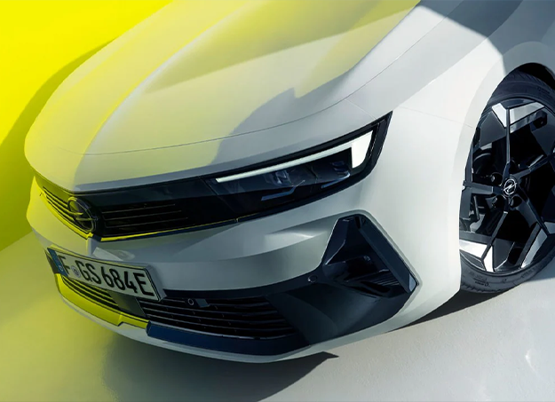 Opel Astra stationnée devant un bâtiment