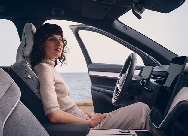 Intérieur du Volvo EX90 avec tableau de bord digital et finitions premium