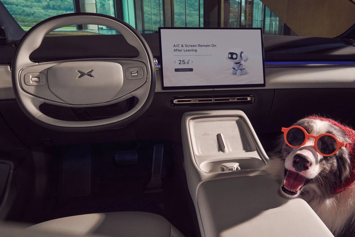 Tableau de bord numérique du XPENG 7+ affichant les technologies embarquées