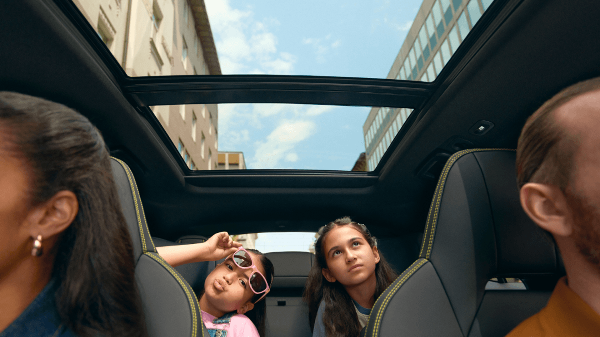 Vue latérale du Lynk & Co 01 hybride rechargeable stationné en ville