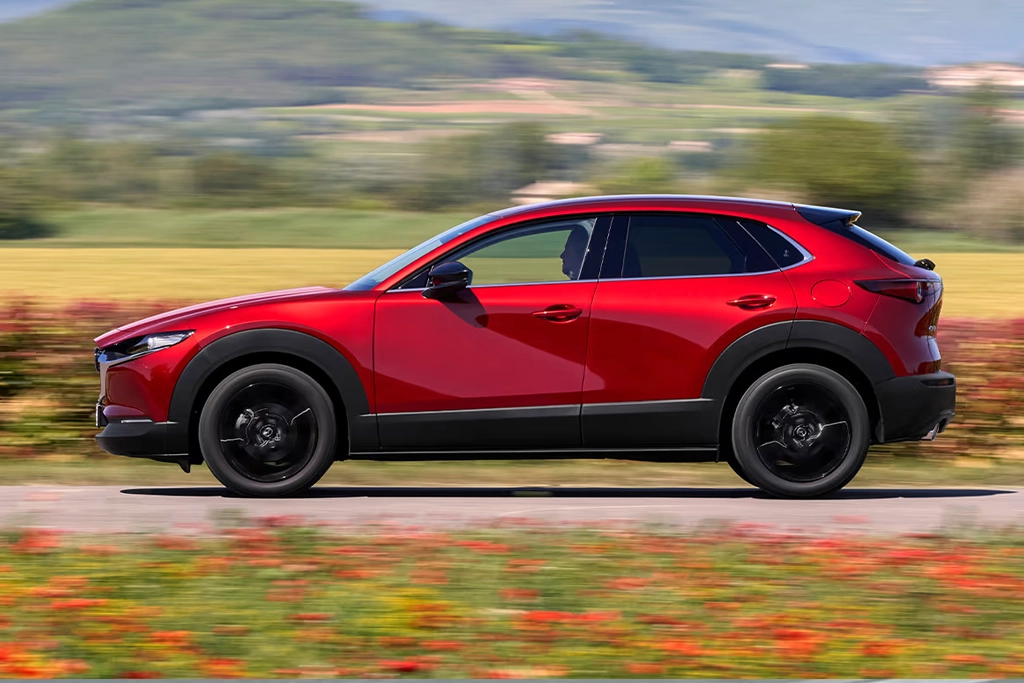 Mazda CX-30 garé devant une maison moderne, illustrant son style contemporain