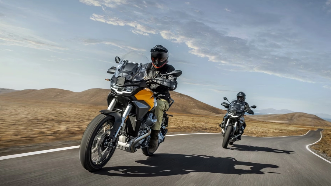 Moto Guzzi Stelvio vue de profil sur route de montagne