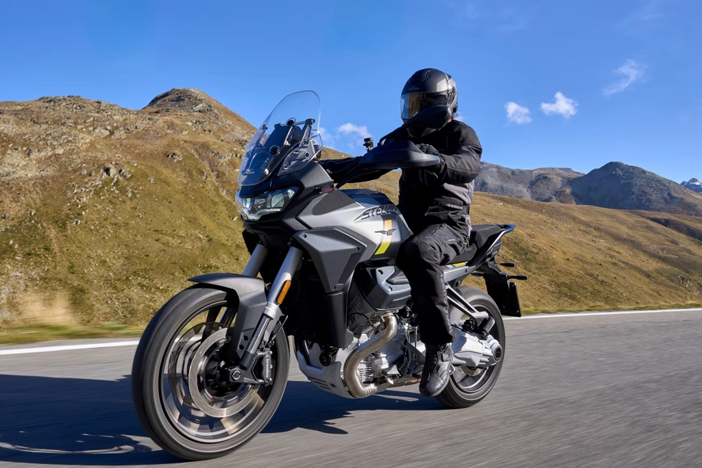 Moto Guzzi Stelvio en action sur route sinueuse
