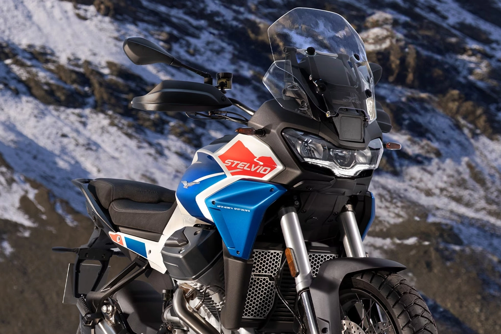 Vue avant de la Moto Guzzi Stelvio avec phare LED