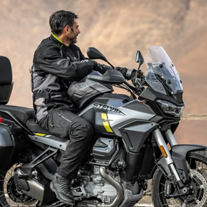 Moto Guzzi Stelvio équipée pour le voyage, vue de côté