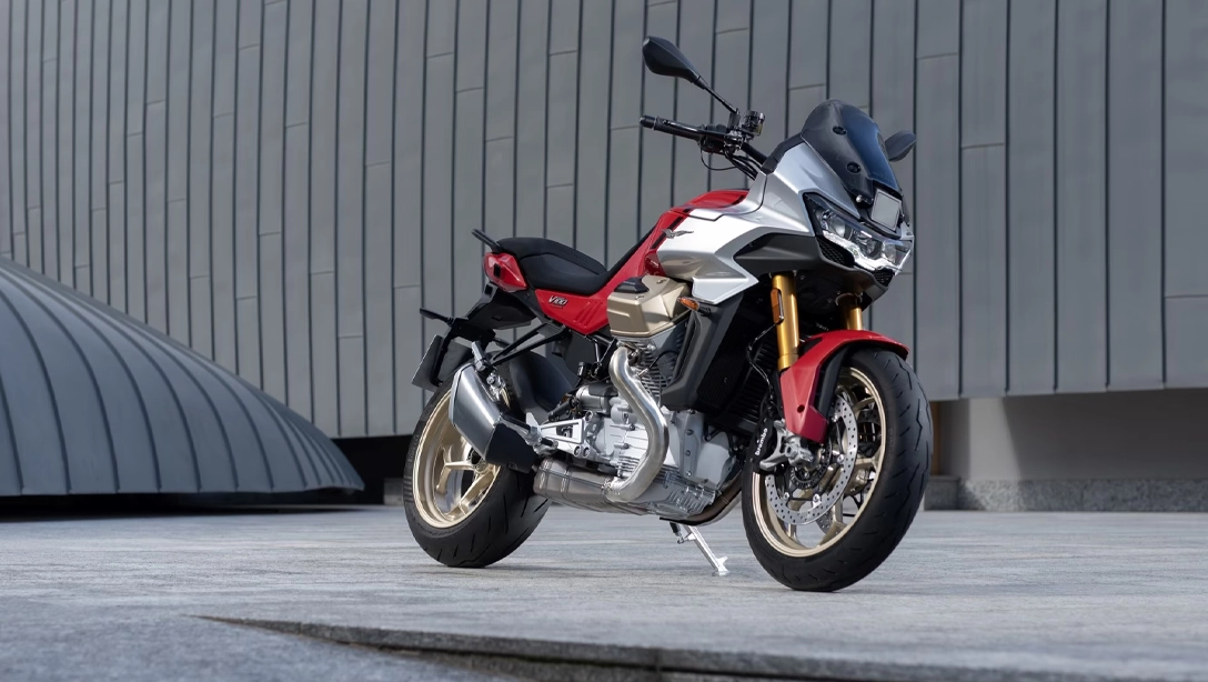 Moto Guzzi V100 Mandello vue de profil sur route