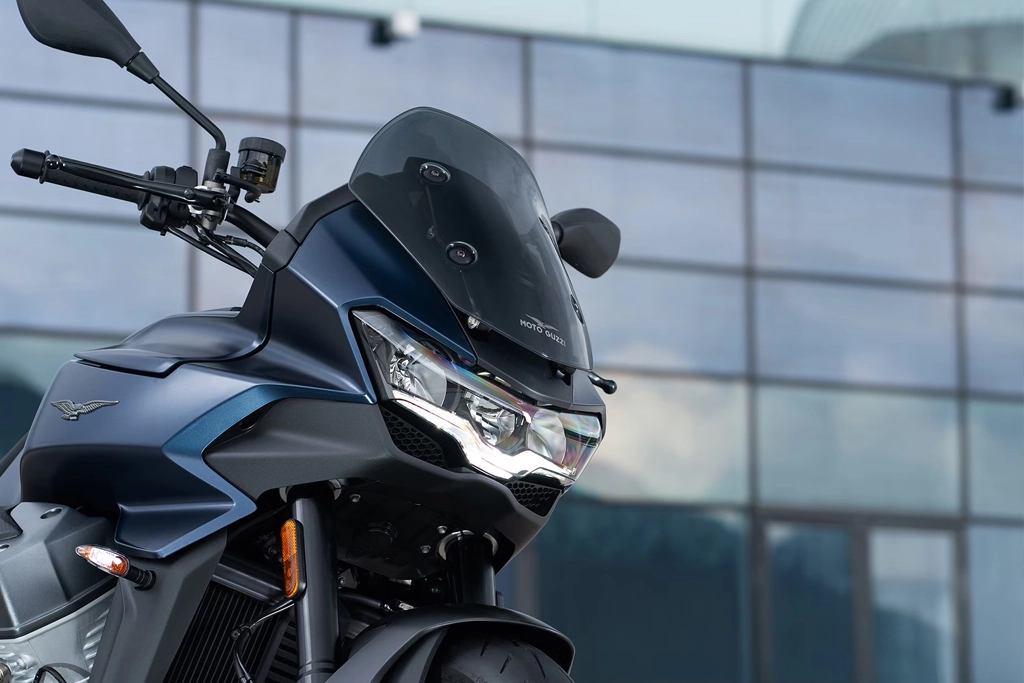 Moto Guzzi V100 Mandello en action sur route sinueuse