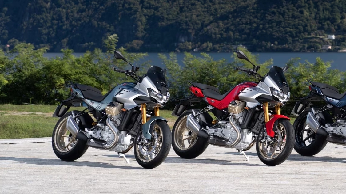 Vue arrière Moto Guzzi V100 Mandello avec échappement