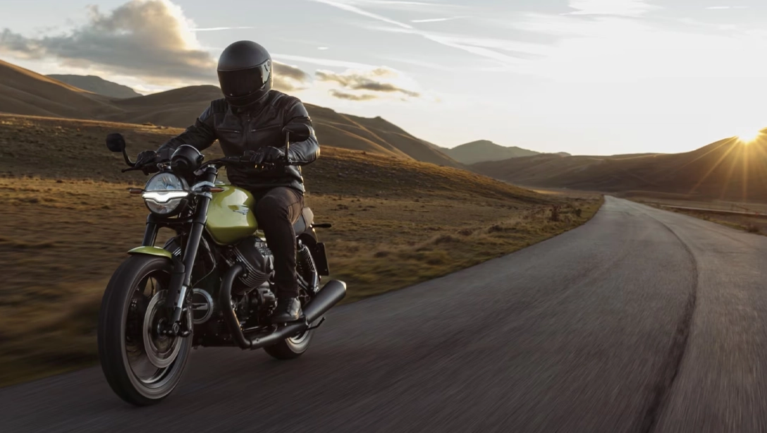 Moto Guzzi V7 sur route, vue de trois-quarts avant