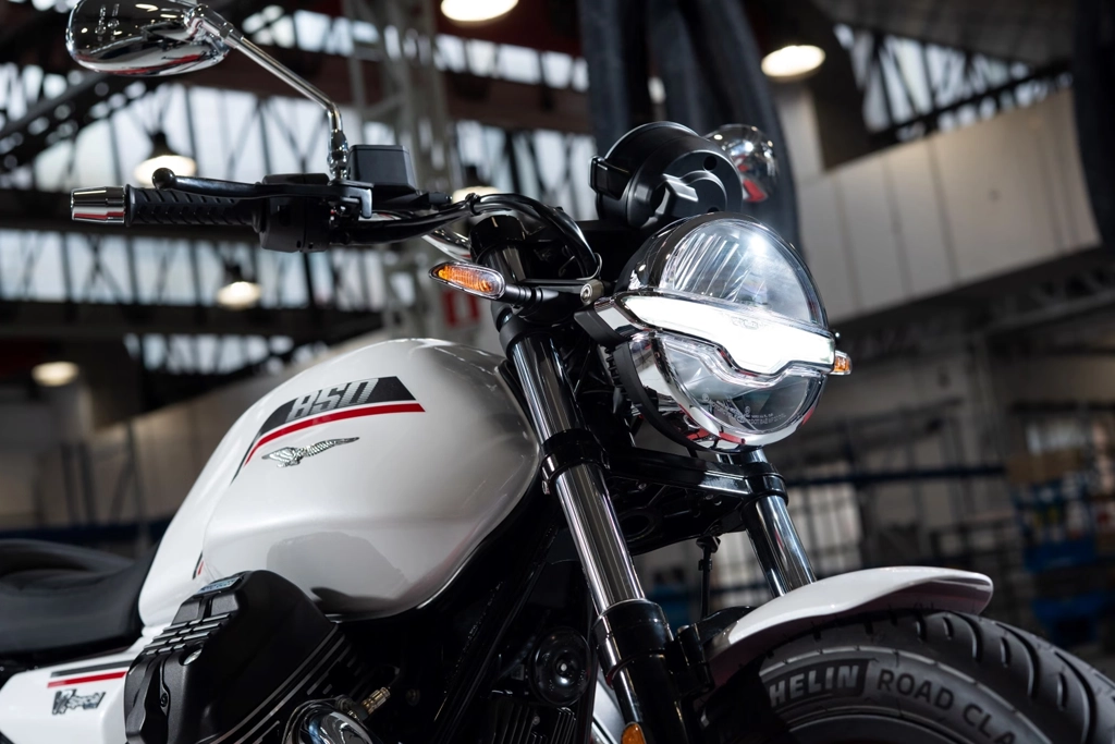 Vue latérale de la Moto Guzzi V7 stationnée