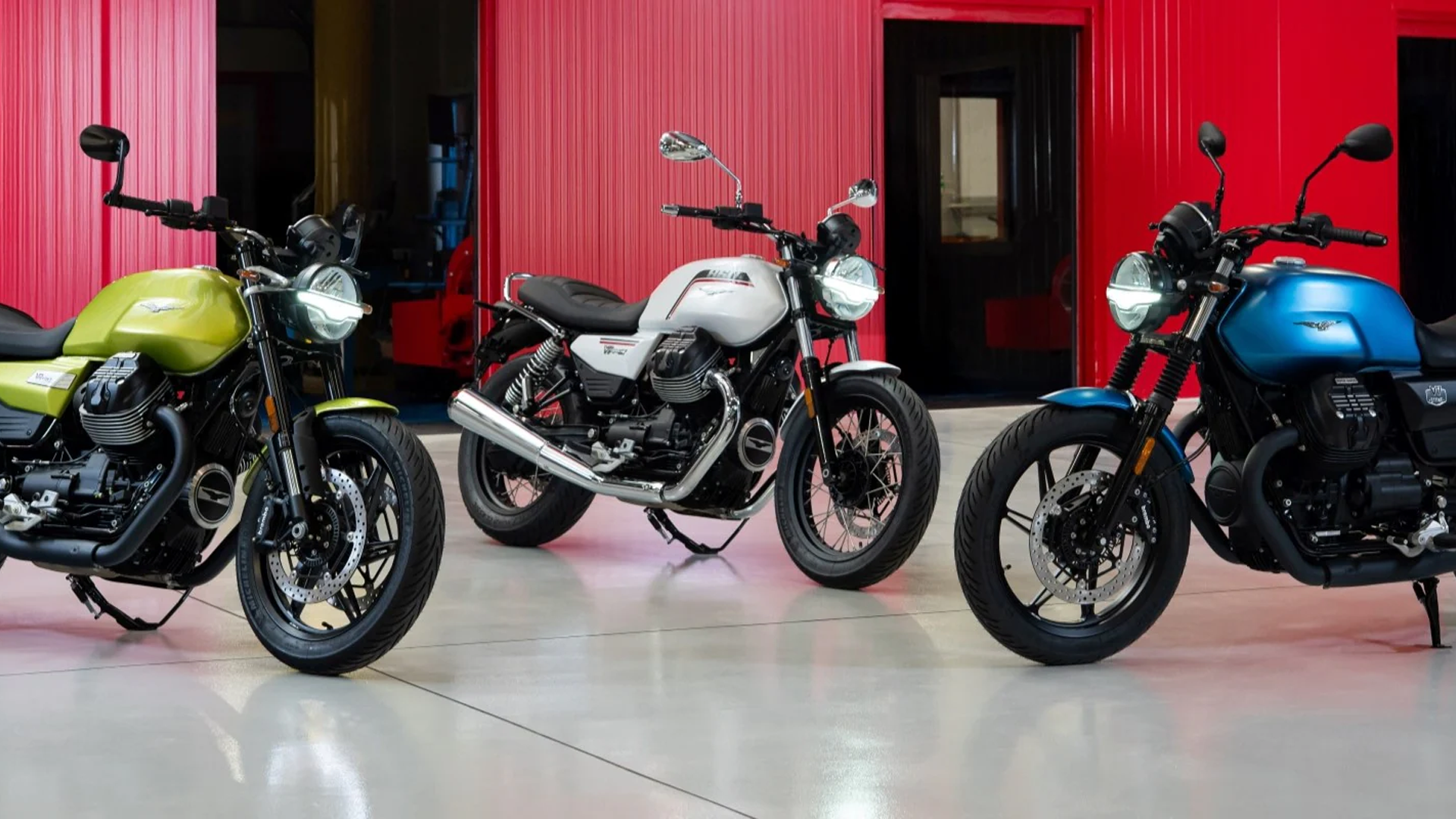 Moto Guzzi V7 en circulation urbaine