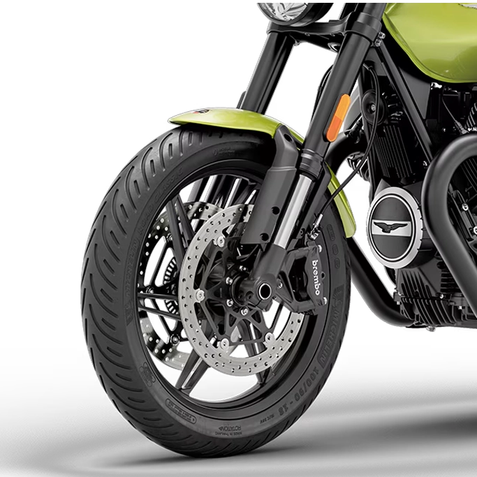Moto Guzzi V7 vue de profil, mettant en avant son design néo-rétro