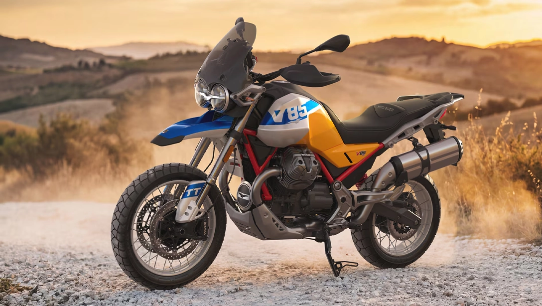 Moto Guzzi V85 TT vue de profil sur route, style rétro et aventurier