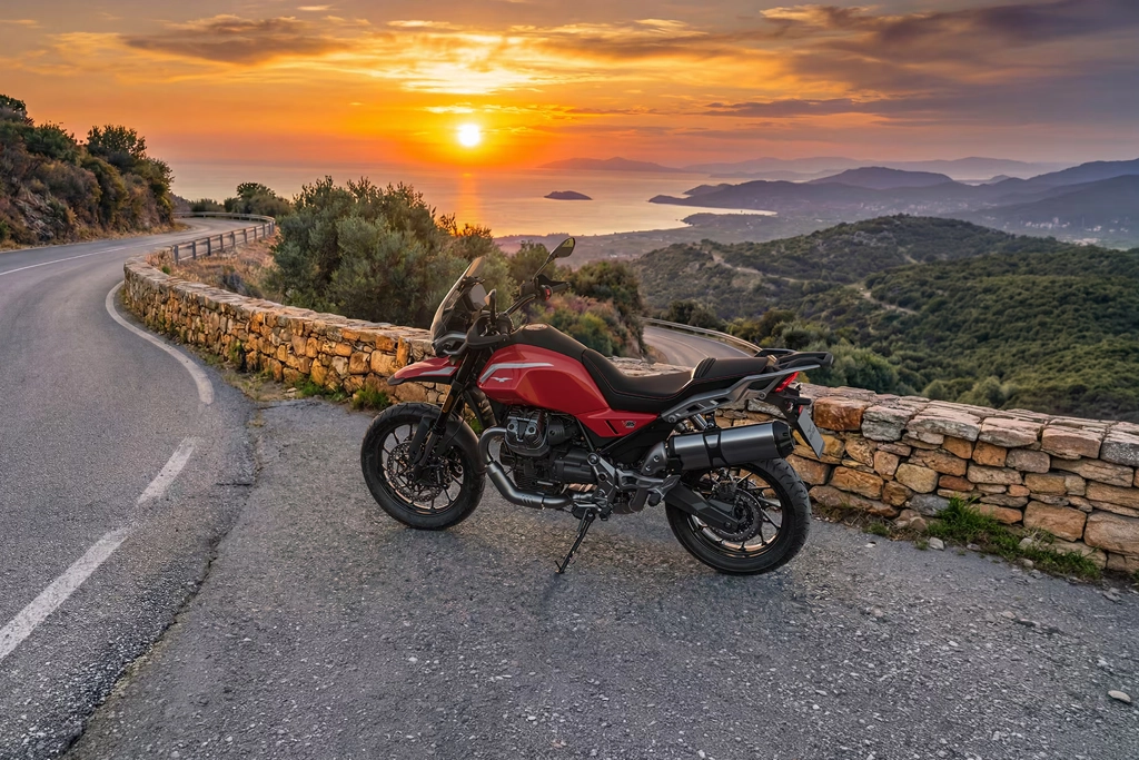 Moto Guzzi V85 TT en action sur chemin tout-terrain