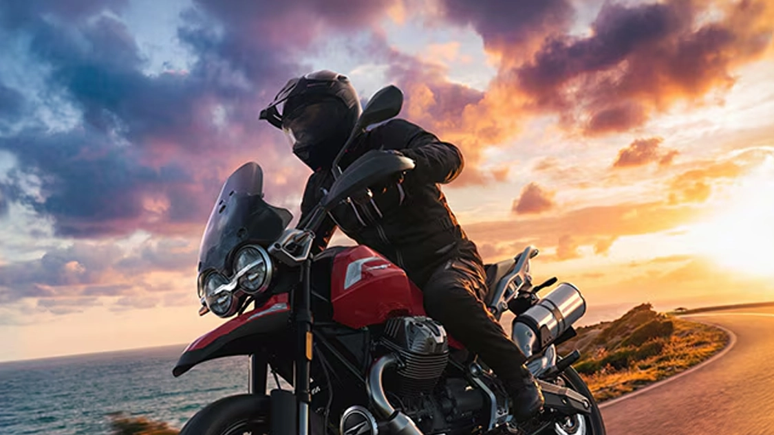 Moto Guzzi V85 TT stationnée, détails du moteur bicylindre en V