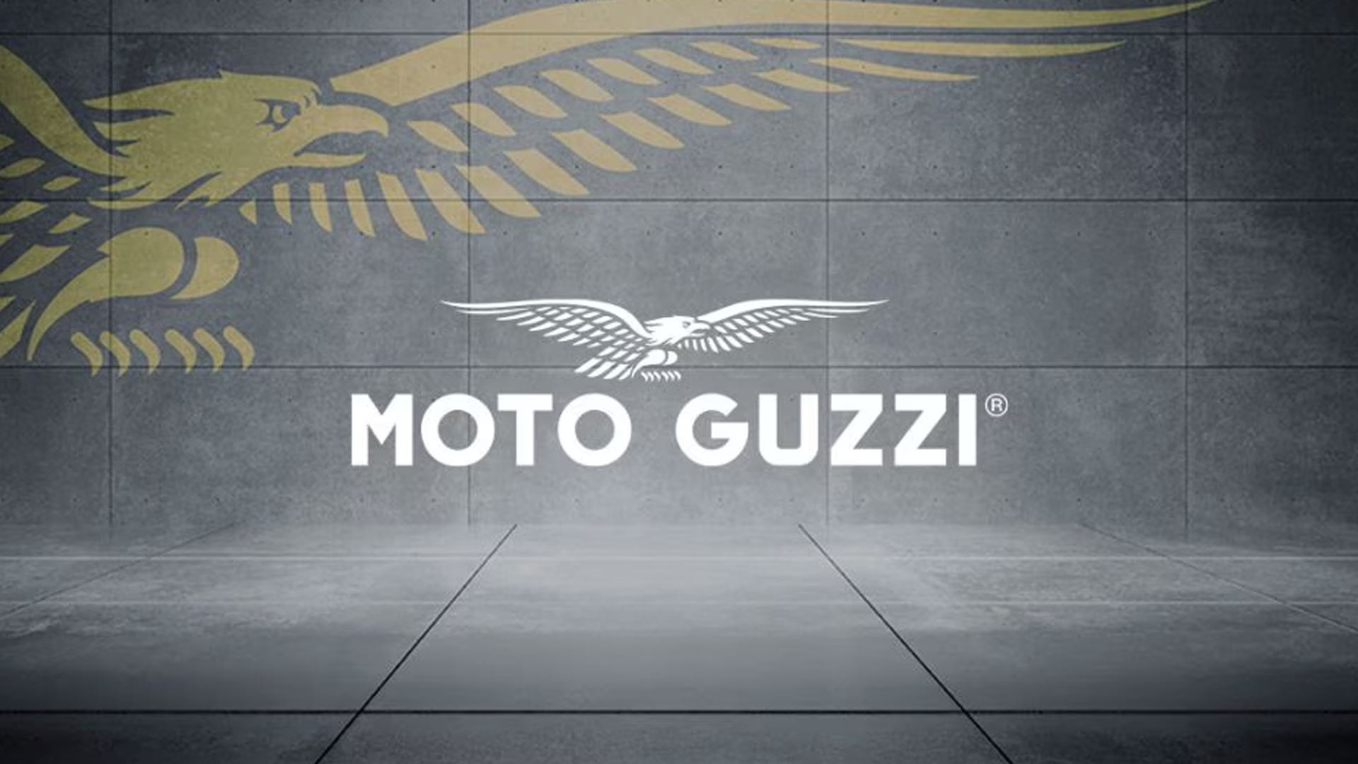 Moto Guzzi V85 TT sur route de montagne, pilote équipé