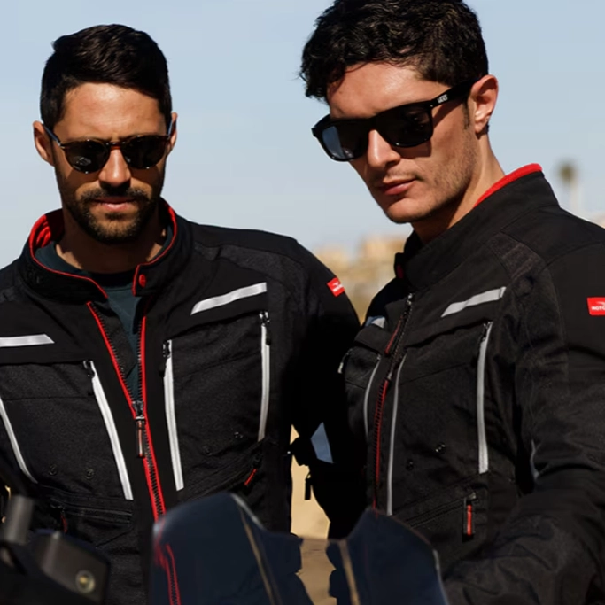 Tableau de bord TFT de la Moto Guzzi V85 TT, affichage couleur