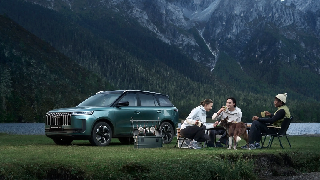 Vue avant du SUV Omoda Jaycoo Jaecoo 5 sur route