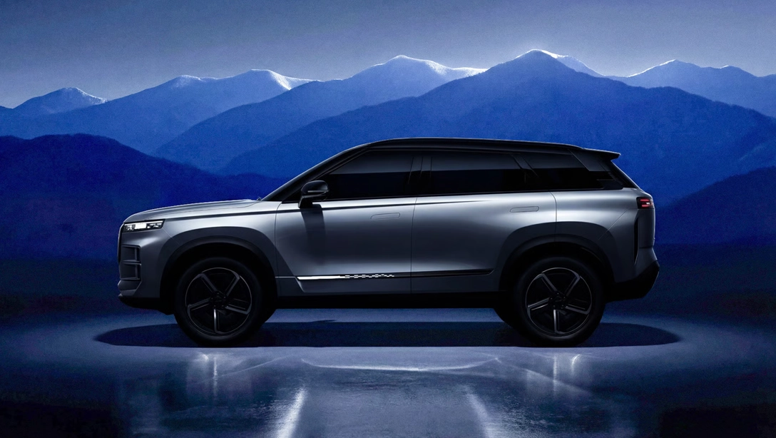 Vue avant du Omoda Jaycoo Jaecoo 7 sur fond sombre