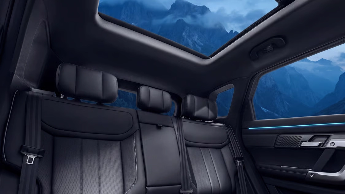 vitre toit du Omoda Jaycoo Jaecoo 7 montrant la capacité de chargement