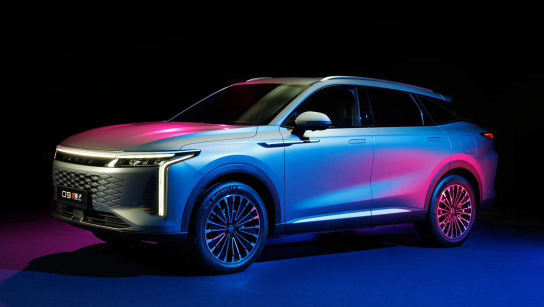 Vue avant du SUV hybride rechargeable Omoda 9 sur route