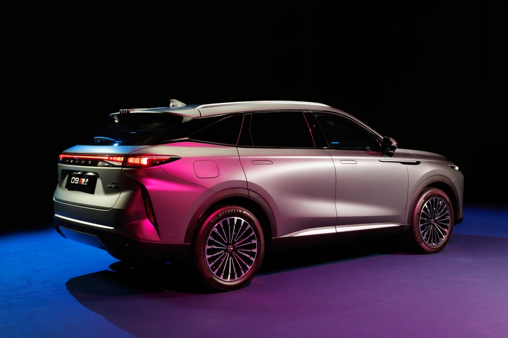 Vue arrière de l’Omoda 9 avec tableau de bord digital