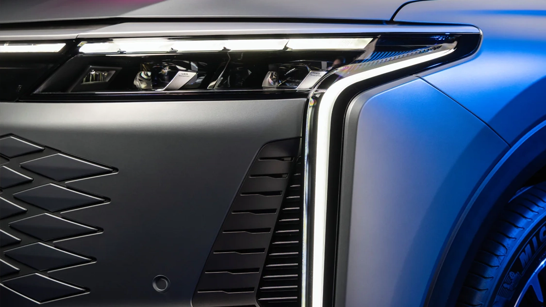 Vue phare de l’Omoda 9 mettant en avant les feux LED