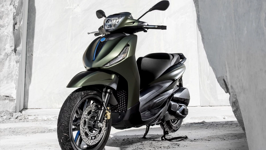 Vue avant du Piaggio Beverly sur fond noir