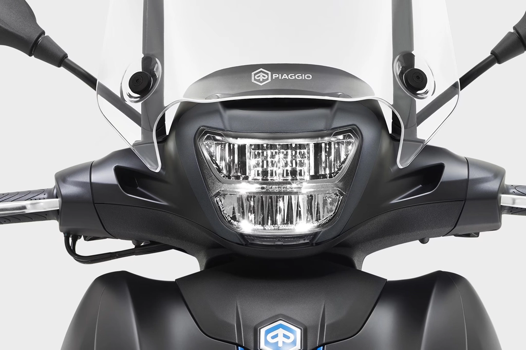 Profil gauche du Piaggio Beverly stationné en extérieur