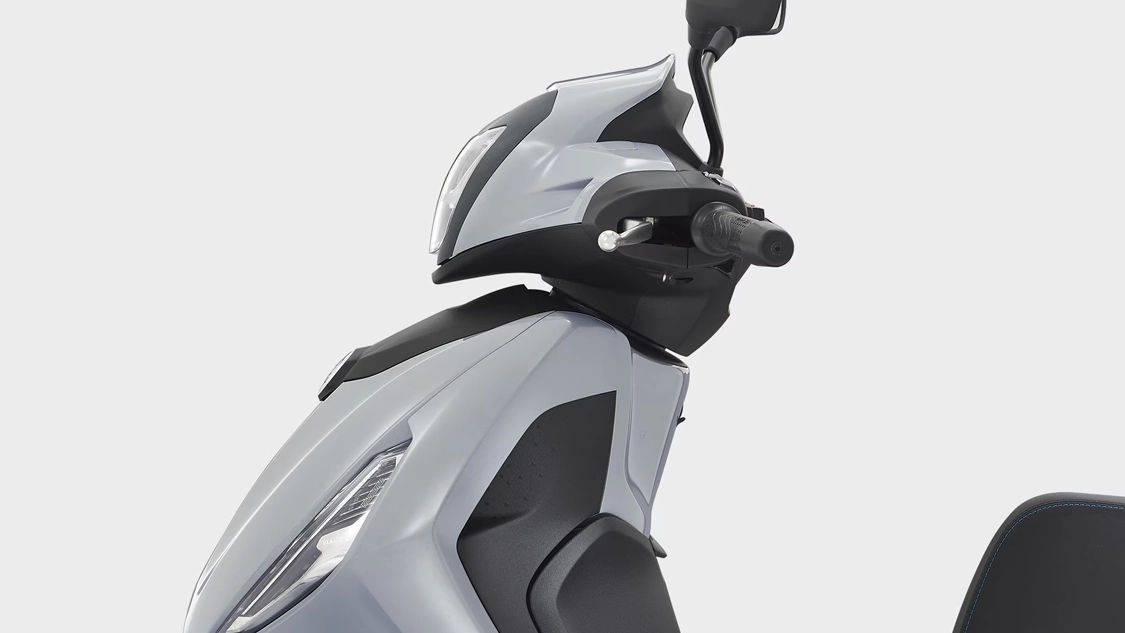 Gros plan sur les grandes roues du Piaggio Beverly