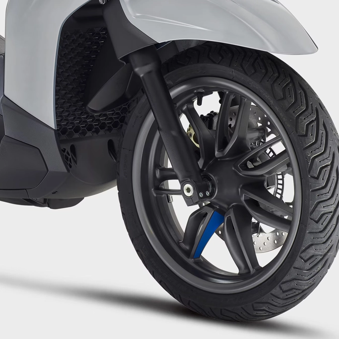 Design moderne du Piaggio Beverly en détail