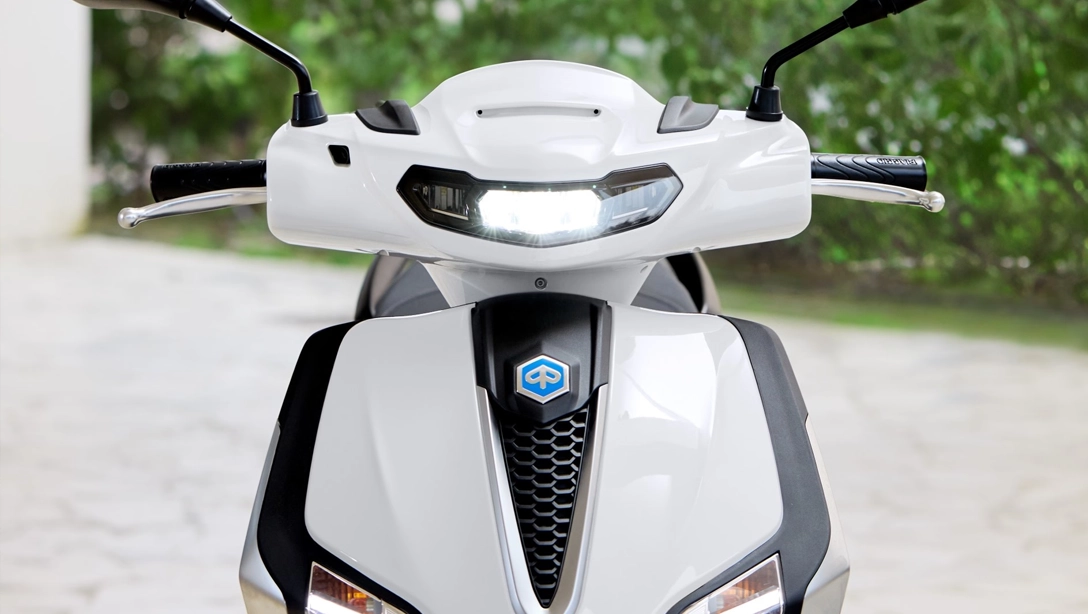 Vue latérale du Piaggio Liberty en stationnement urbain