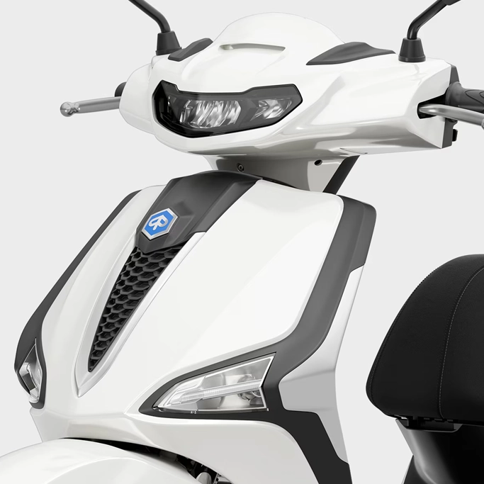 Vue de face du Piaggio Liberty sur fond urbain