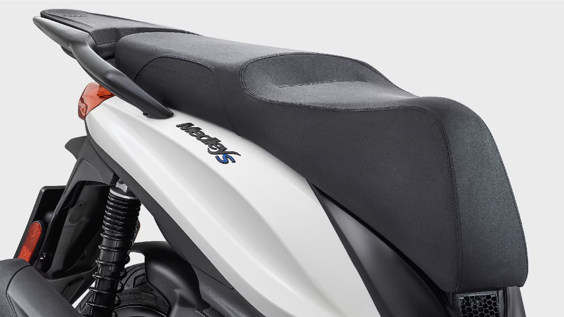 Piaggio Medley garé devant un commerce urbain