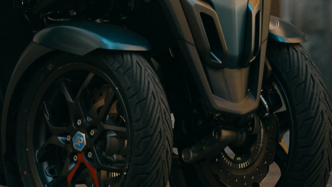 Vue avant du Piaggio MP3 sur fond noir