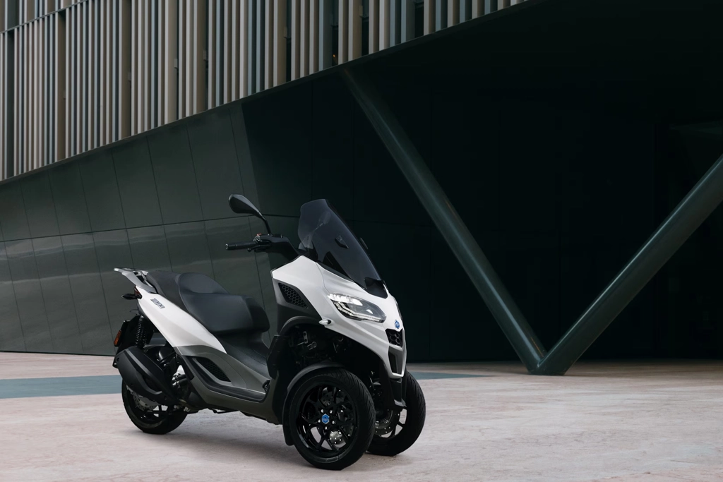 Piaggio MP3 stationné en ville, vue latérale