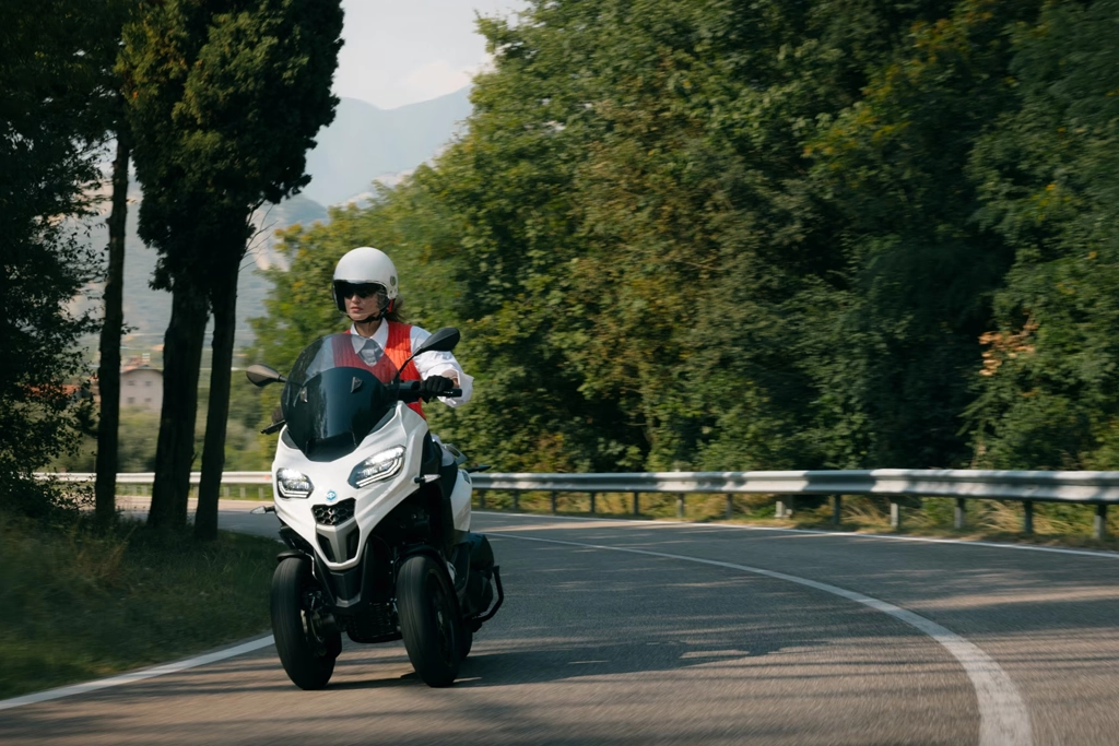 Détail du tableau de bord numérique du Piaggio MP3