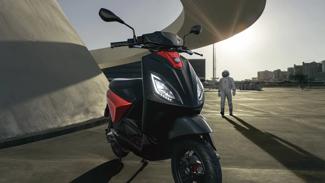 Vue latérale du scooter Piaggio 1 en ville, design moderne et compact