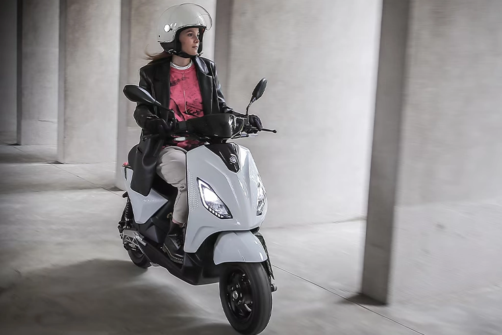 Piaggio 1 stationné devant un café, parfait pour les déplacements urbains