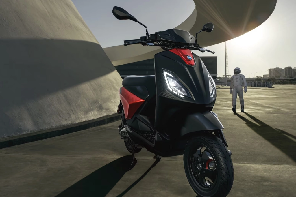 Tableau de bord digital du Piaggio 1, affichage moderne et intuitif